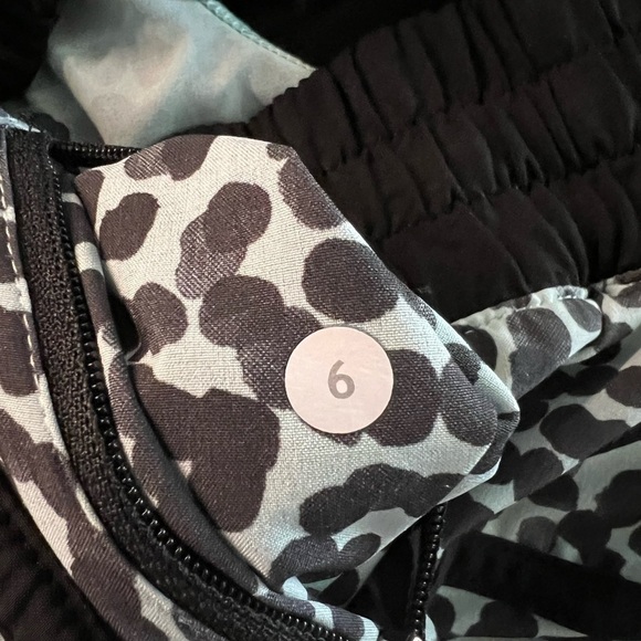 LULULEMON WOMENS ATHLETIC TRACKER III ACE SPOT SHORTS SIZE 6 - Picture 9 of 10